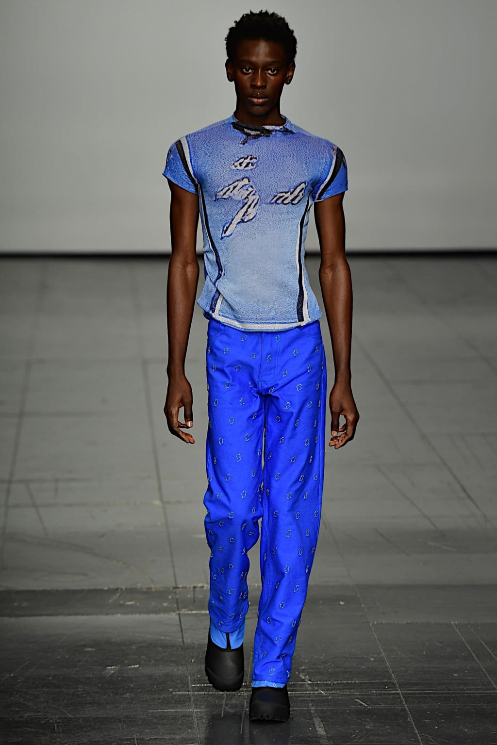 Fashion Week London Fall/Winter 2022 look 11 from the Robyn Lynch collection 男装