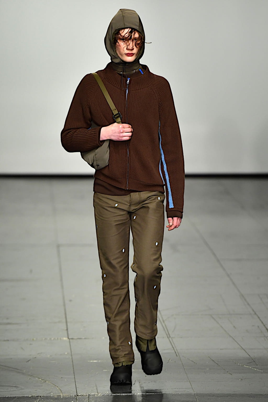 Fashion Week London Fall/Winter 2022 look 17 from the Robyn Lynch collection menswear