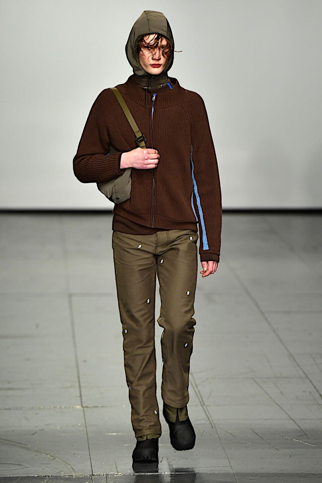 Fashion Week London Fall/Winter 2022 look 17 from the Robyn Lynch collection 男装