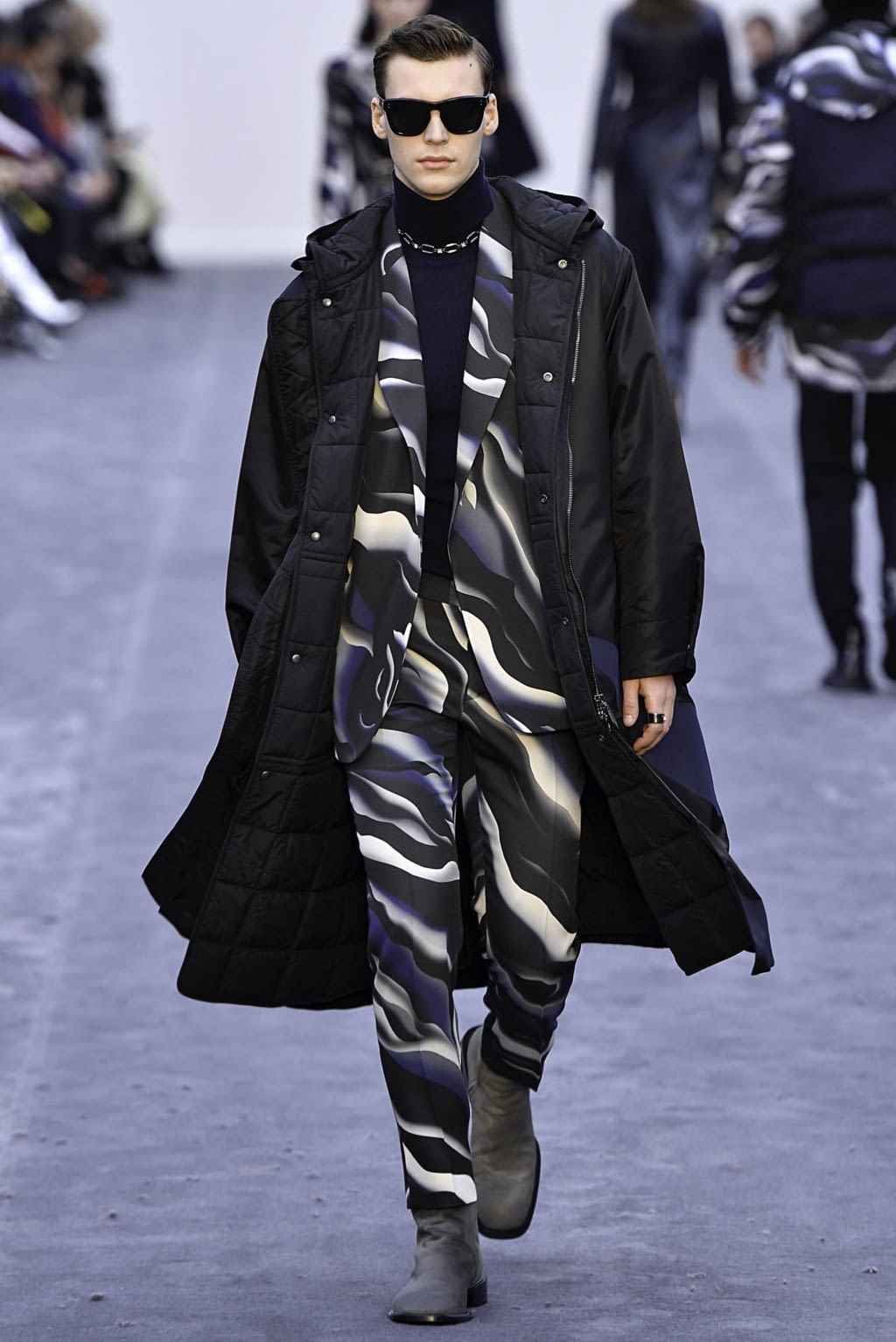 Fashion Week Milan Fall/Winter 2019 look 32 from the Roberto Cavalli collection 女装