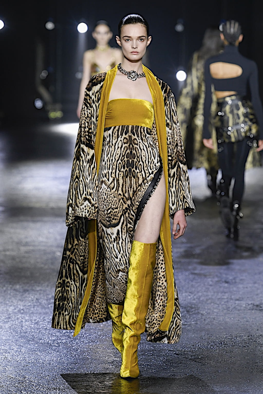 Fashion Week Milan Fall/Winter 2022 look 4 from the Roberto Cavalli collection 女装