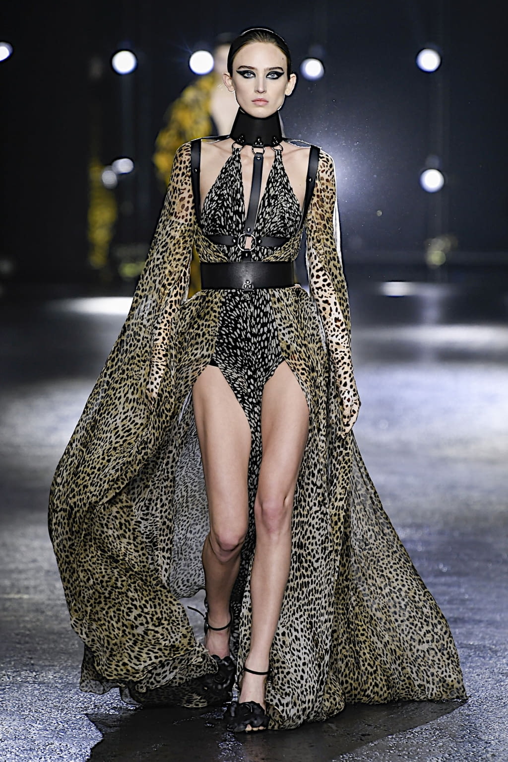 Fashion Week Milan Fall/Winter 2022 look 35 from the Roberto Cavalli collection 女装