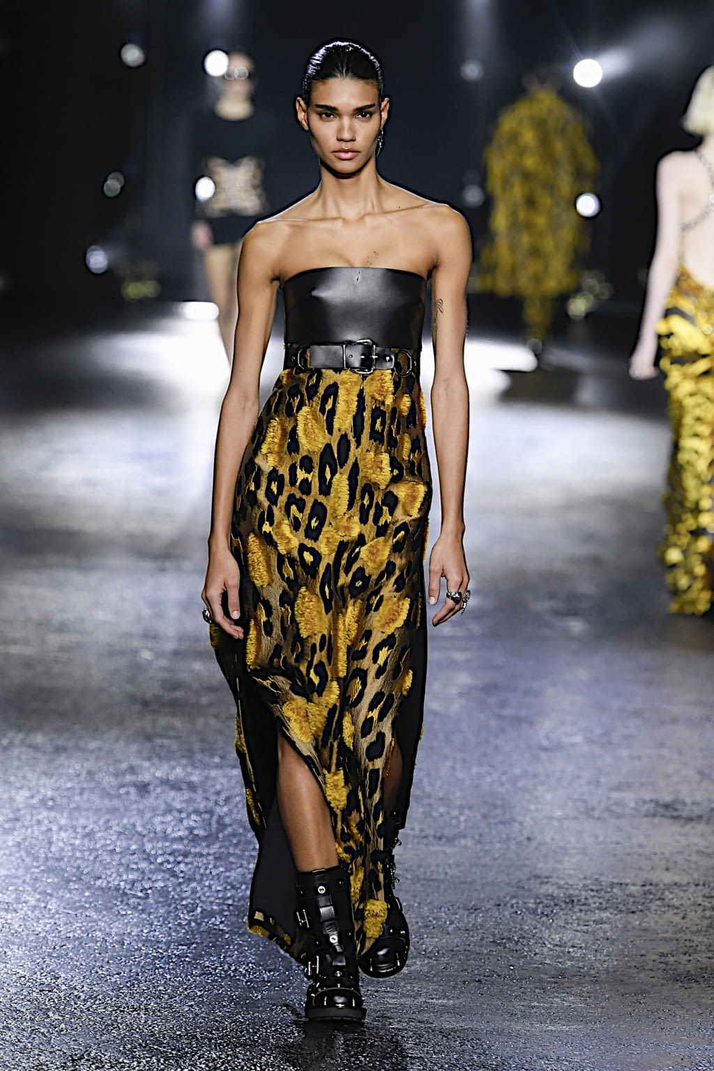 Fashion Week Milan Fall/Winter 2022 look 39 from the Roberto Cavalli collection 女装