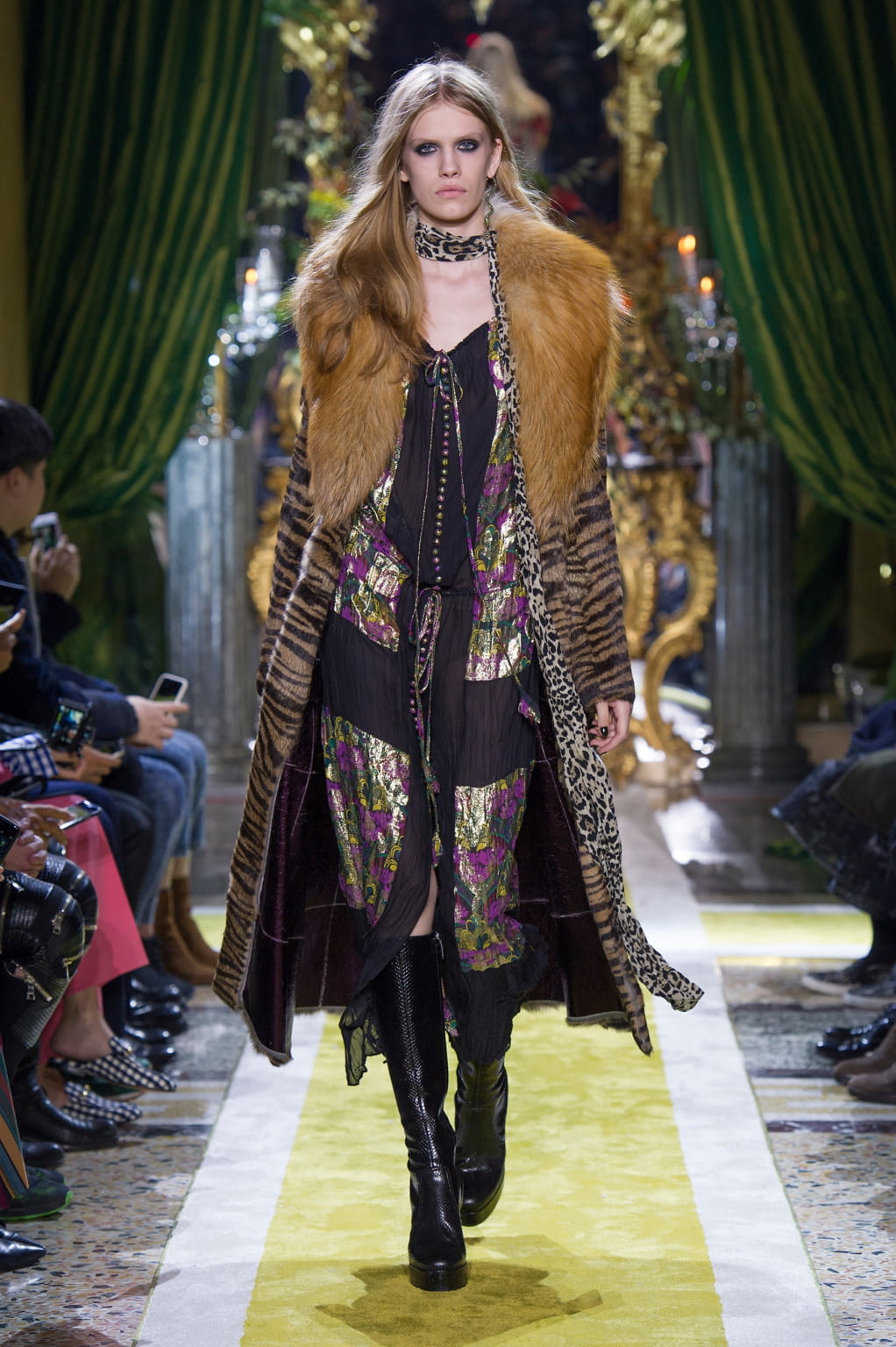 Fashion Week Milan Fall/Winter 2016 look 15 from the Roberto Cavalli collection 女装