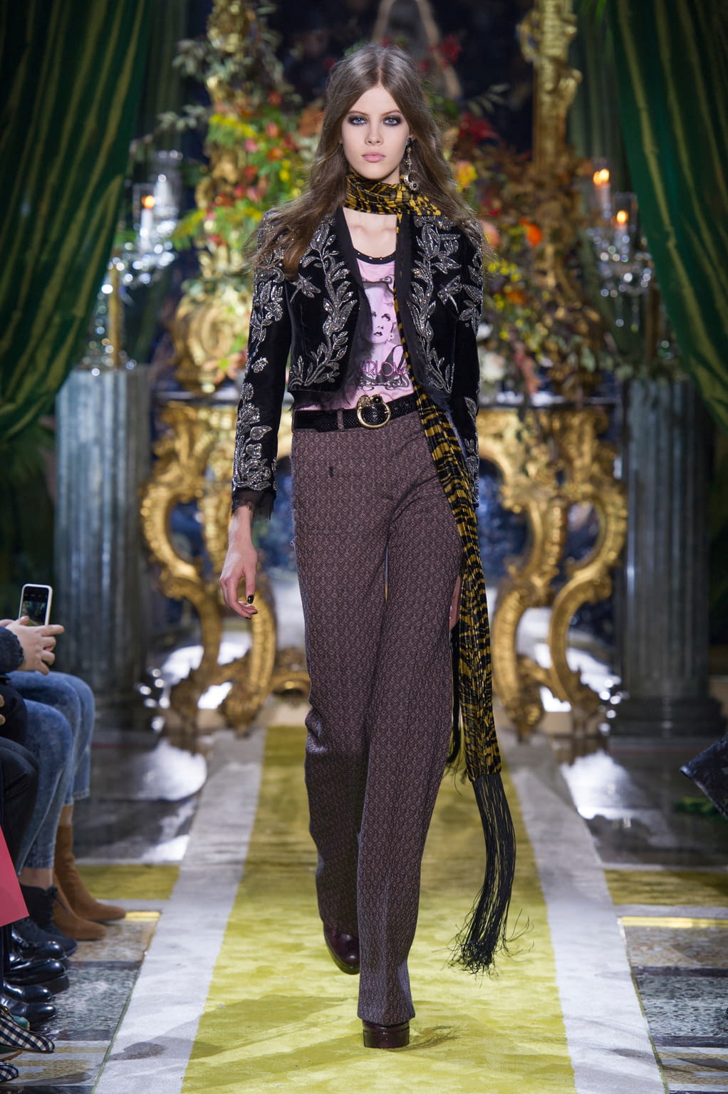Fashion Week Milan Fall/Winter 2016 look 2 from the Roberto Cavalli collection 女装