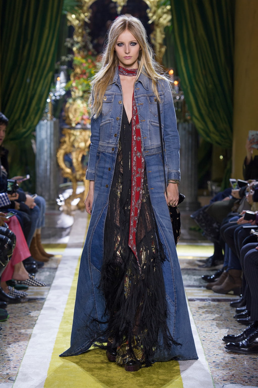 Fashion Week Milan Fall/Winter 2016 look 42 de la collection Roberto Cavalli womenswear