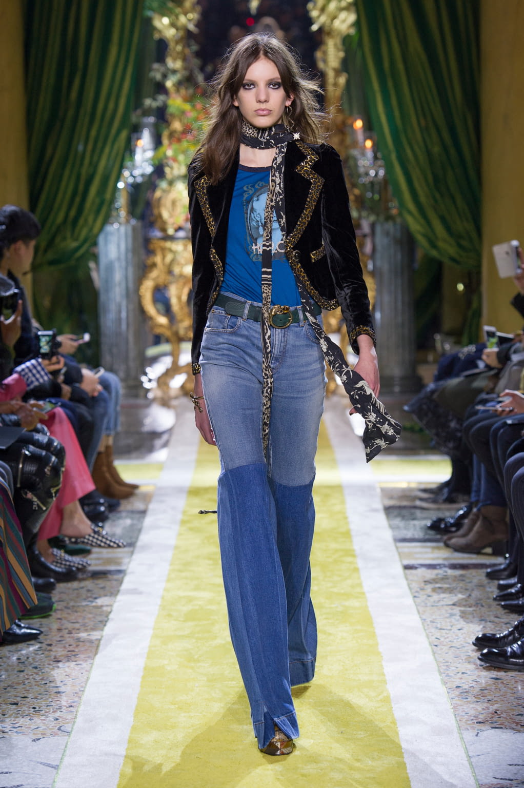 Fashion Week Milan Fall/Winter 2016 look 46 from the Roberto Cavalli collection 女装