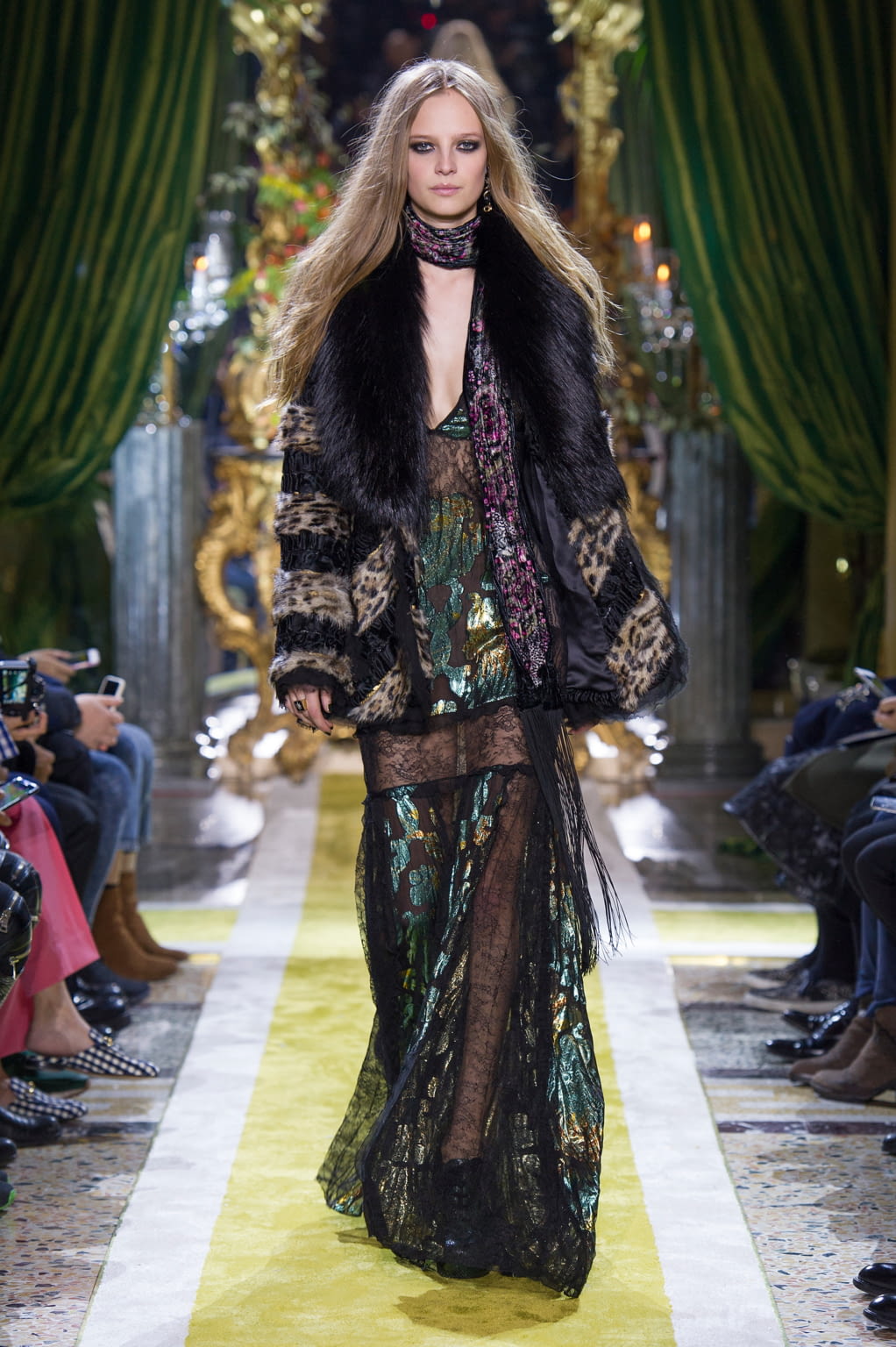 Fashion Week Milan Fall/Winter 2016 look 50 from the Roberto Cavalli collection 女装