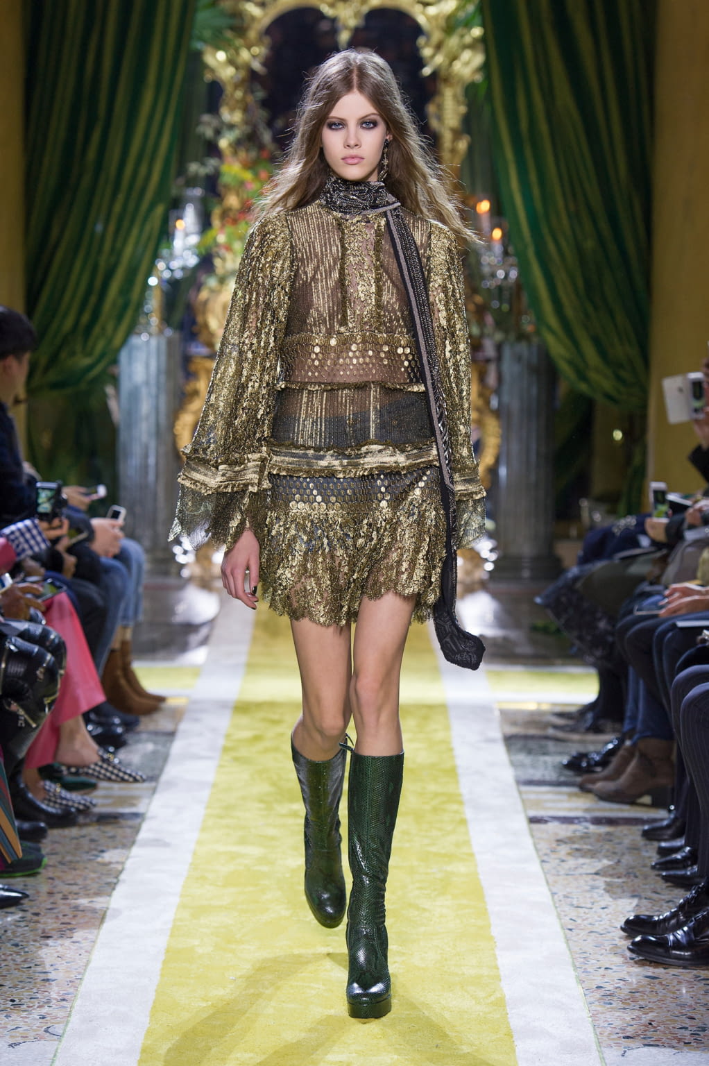 Fashion Week Milan Fall/Winter 2016 look 51 de la collection Roberto Cavalli womenswear