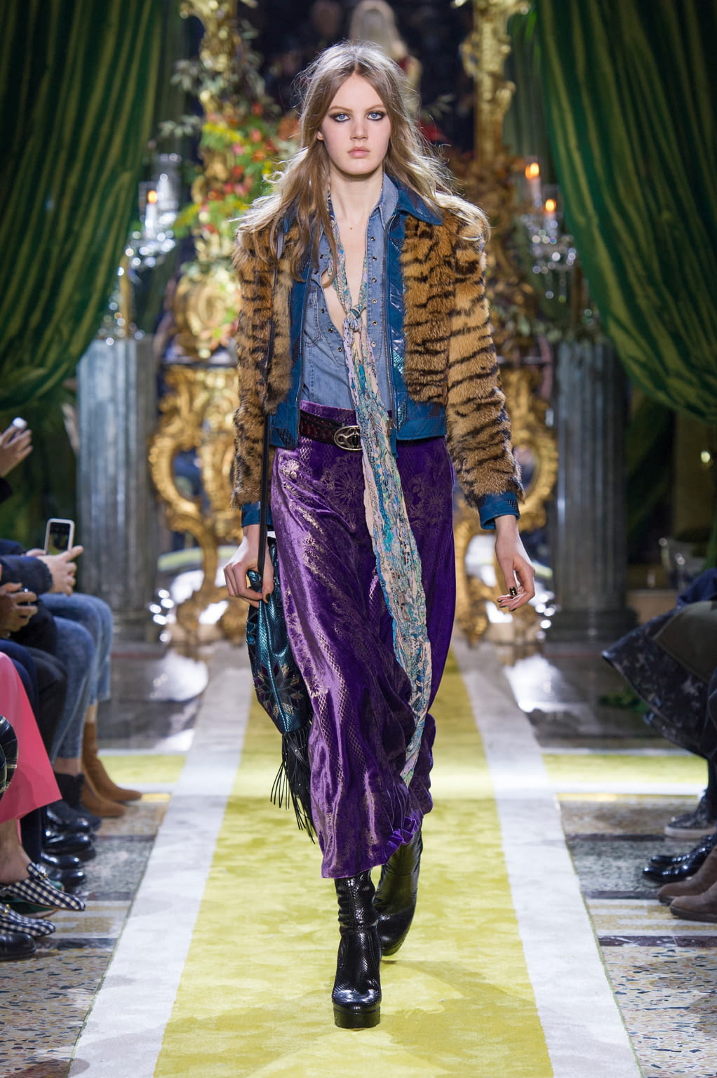 Fashion Week Milan Fall/Winter 2016 look 7 from the Roberto Cavalli collection 女装