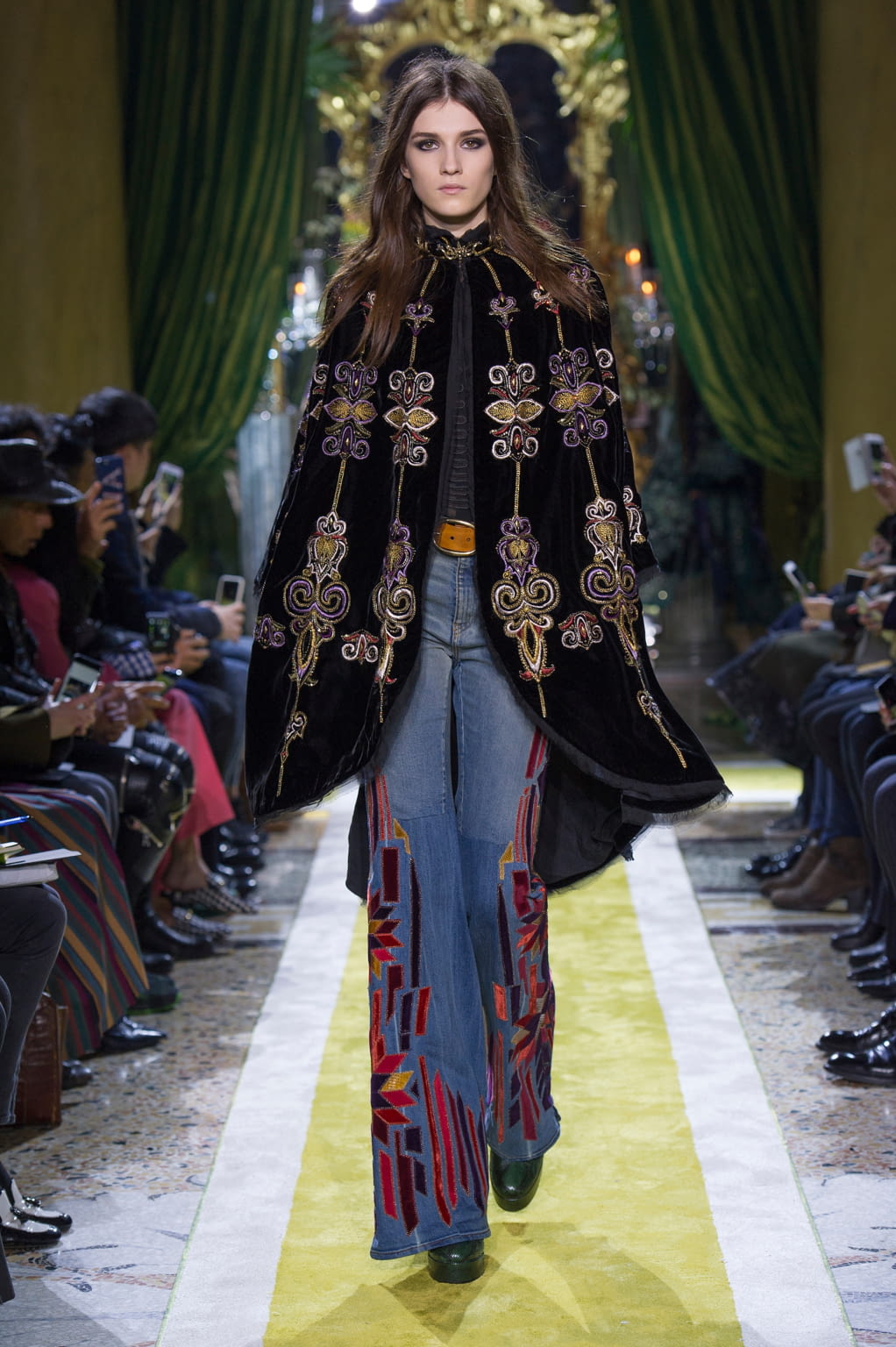 Fashion Week Milan Fall/Winter 2016 look 9 from the Roberto Cavalli collection 女装