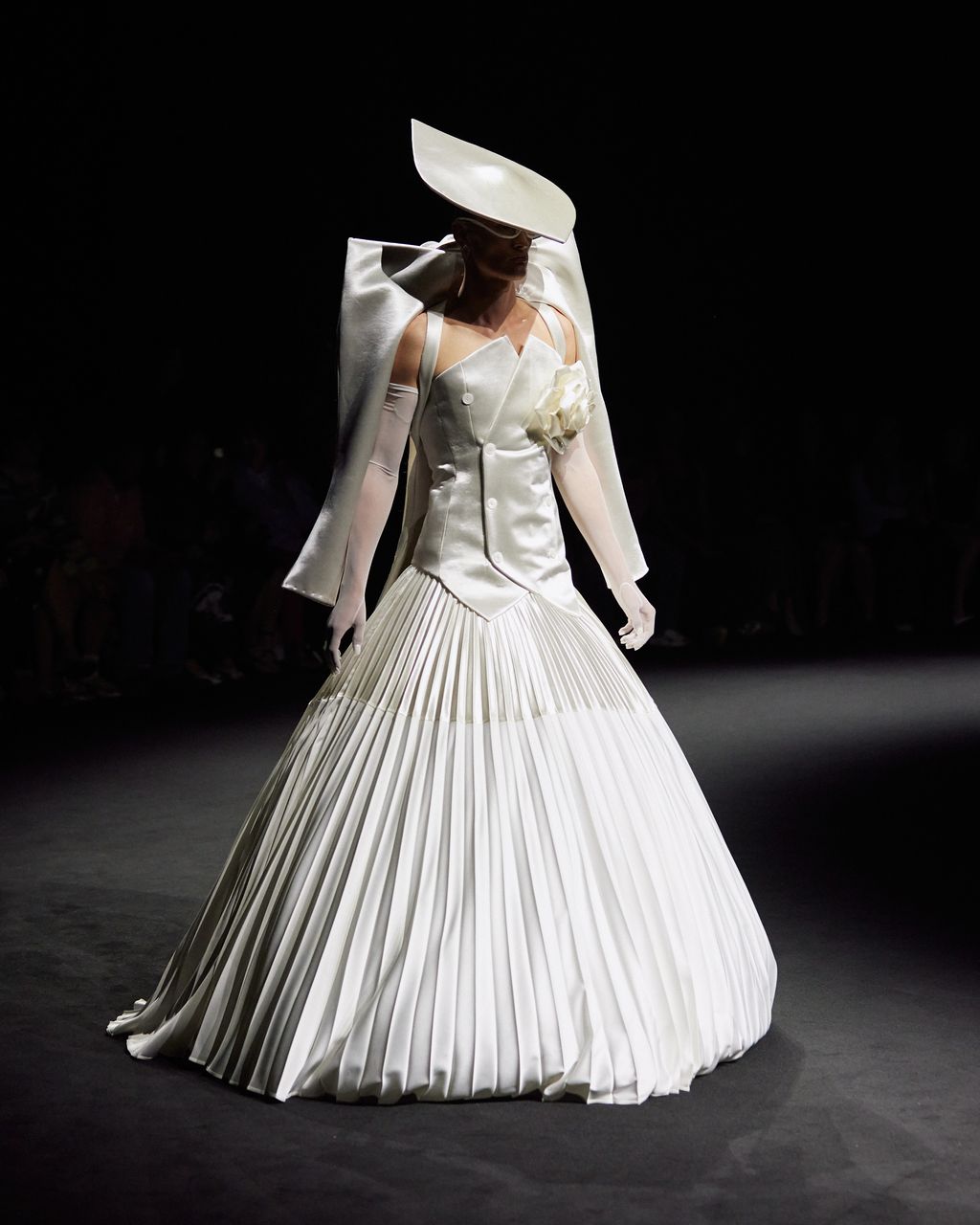 Fashion Week Paris Fall/Winter 2025 look 8 from the Robert Wun collection couture