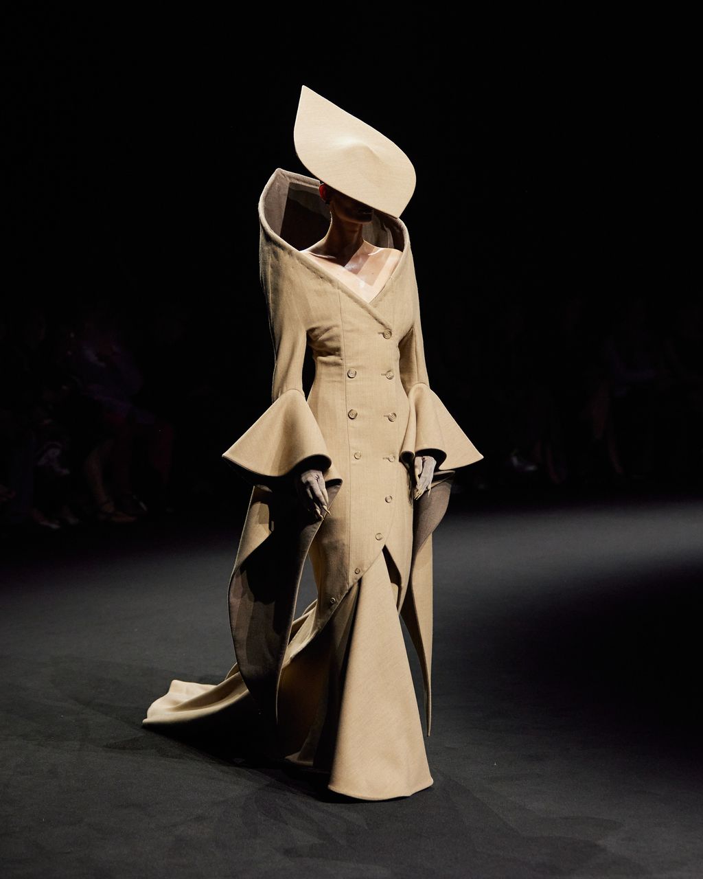Fashion Week Paris Fall/Winter 2025 look 18 from the Robert Wun collection couture
