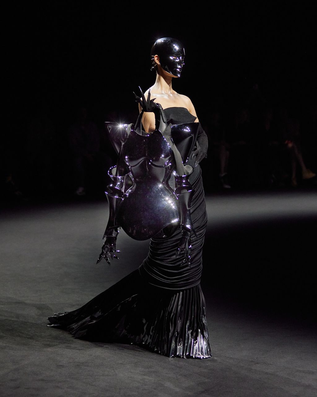 Fashion Week Paris Fall/Winter 2025 look 19 from the Robert Wun collection couture