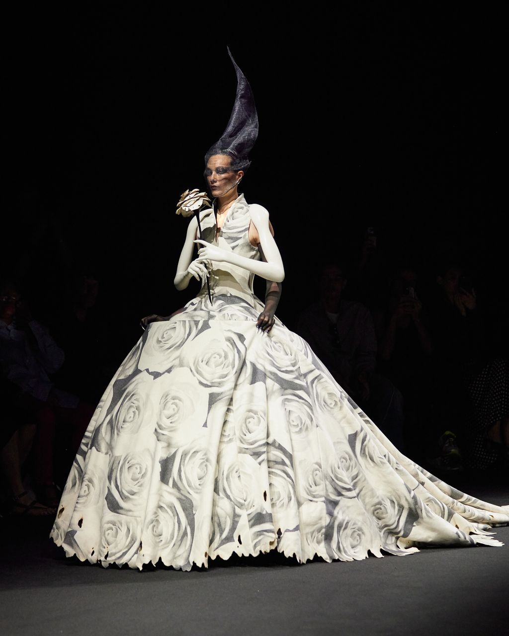 Fashion Week Paris Fall/Winter 2025 look 20 from the Robert Wun collection couture