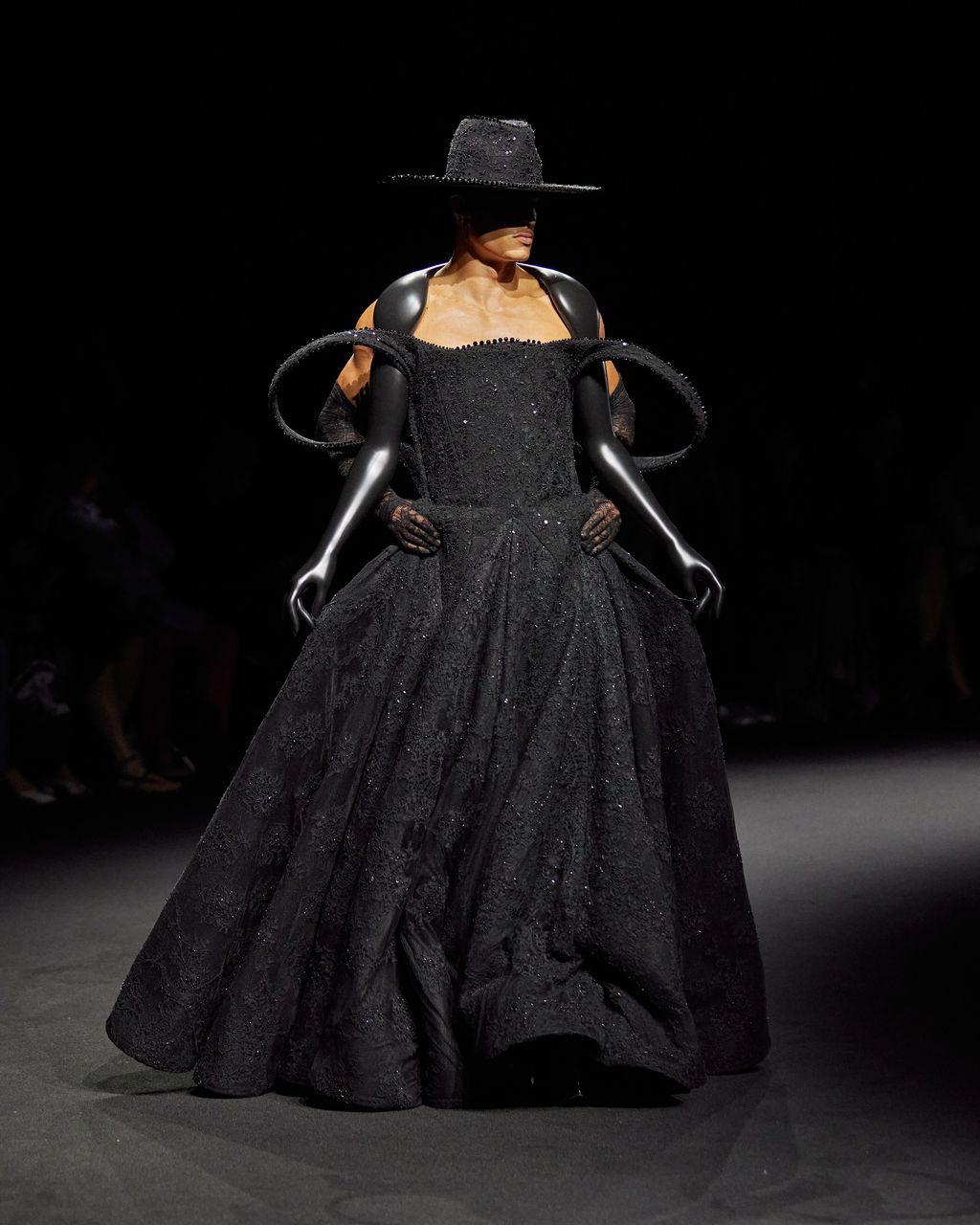 Fashion Week Paris Fall/Winter 2025 look 24 from the Robert Wun collection couture