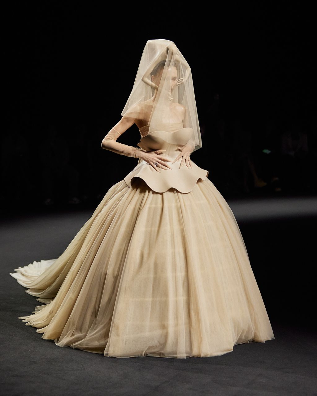 Fashion Week Paris Fall/Winter 2025 look 25 from the Robert Wun collection couture