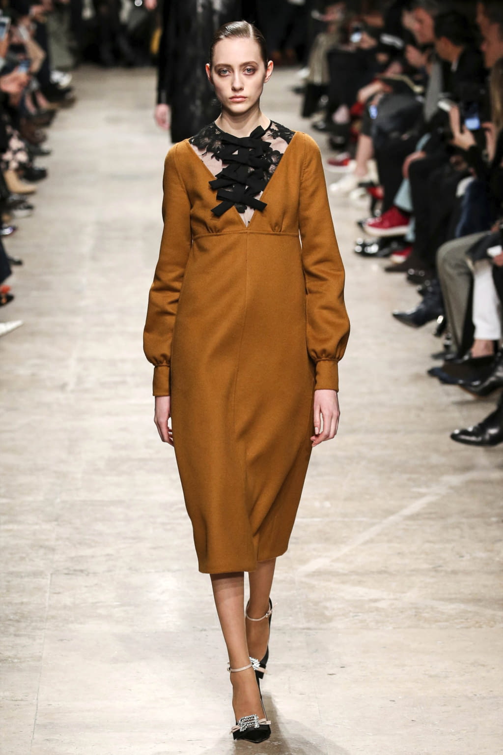 Fashion Week Paris Fall/Winter 2017 look 18 from the Rochas collection womenswear