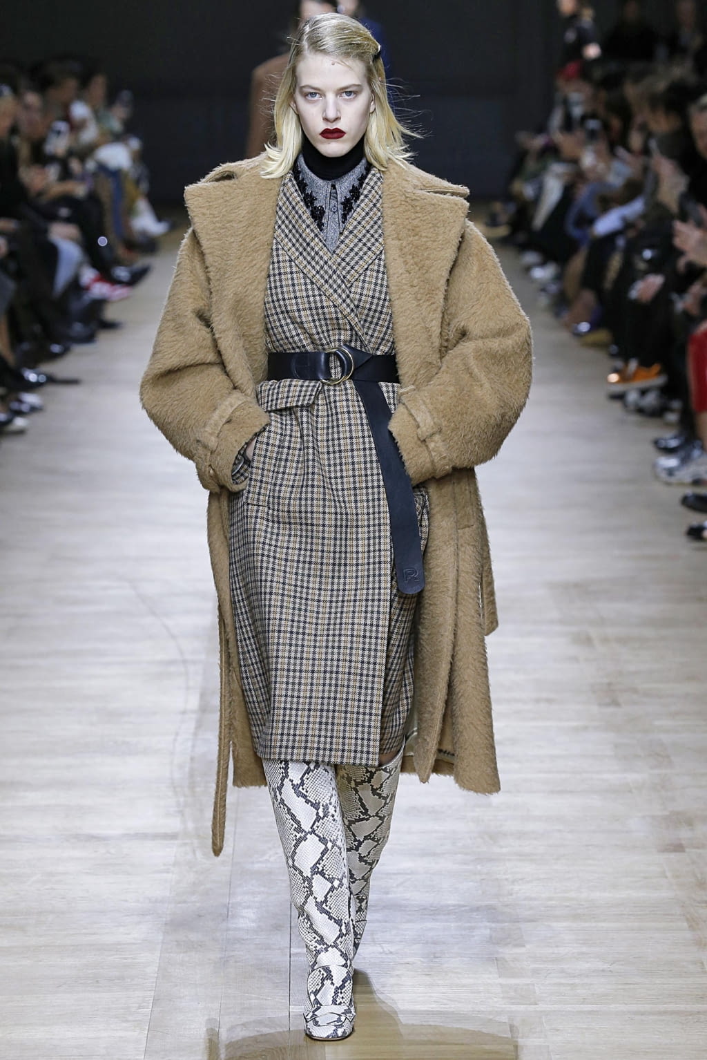 Fashion Week Paris Fall/Winter 2018 look 3 from the Rochas collection womenswear