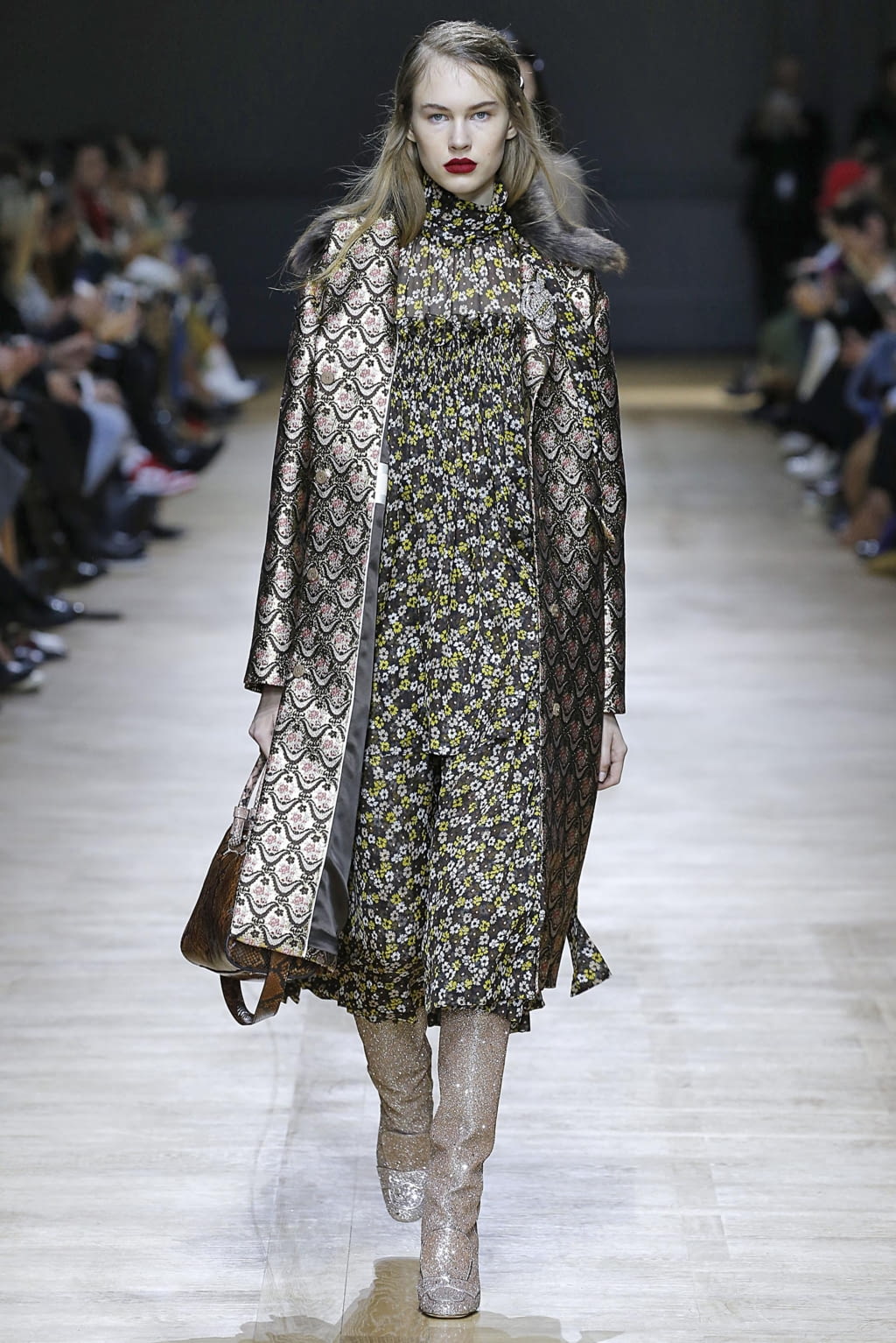 Fashion Week Paris Fall/Winter 2018 look 9 from the Rochas collection 女装