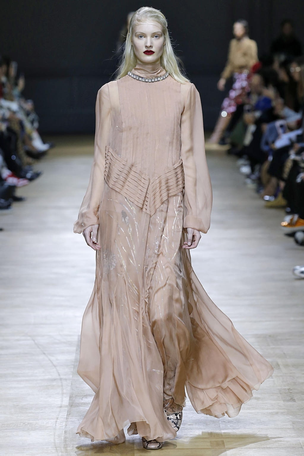Fashion Week Paris Fall/Winter 2018 look 20 from the Rochas collection womenswear