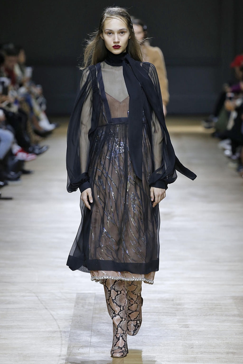 Fashion Week Paris Fall/Winter 2018 look 22 from the Rochas collection 女装