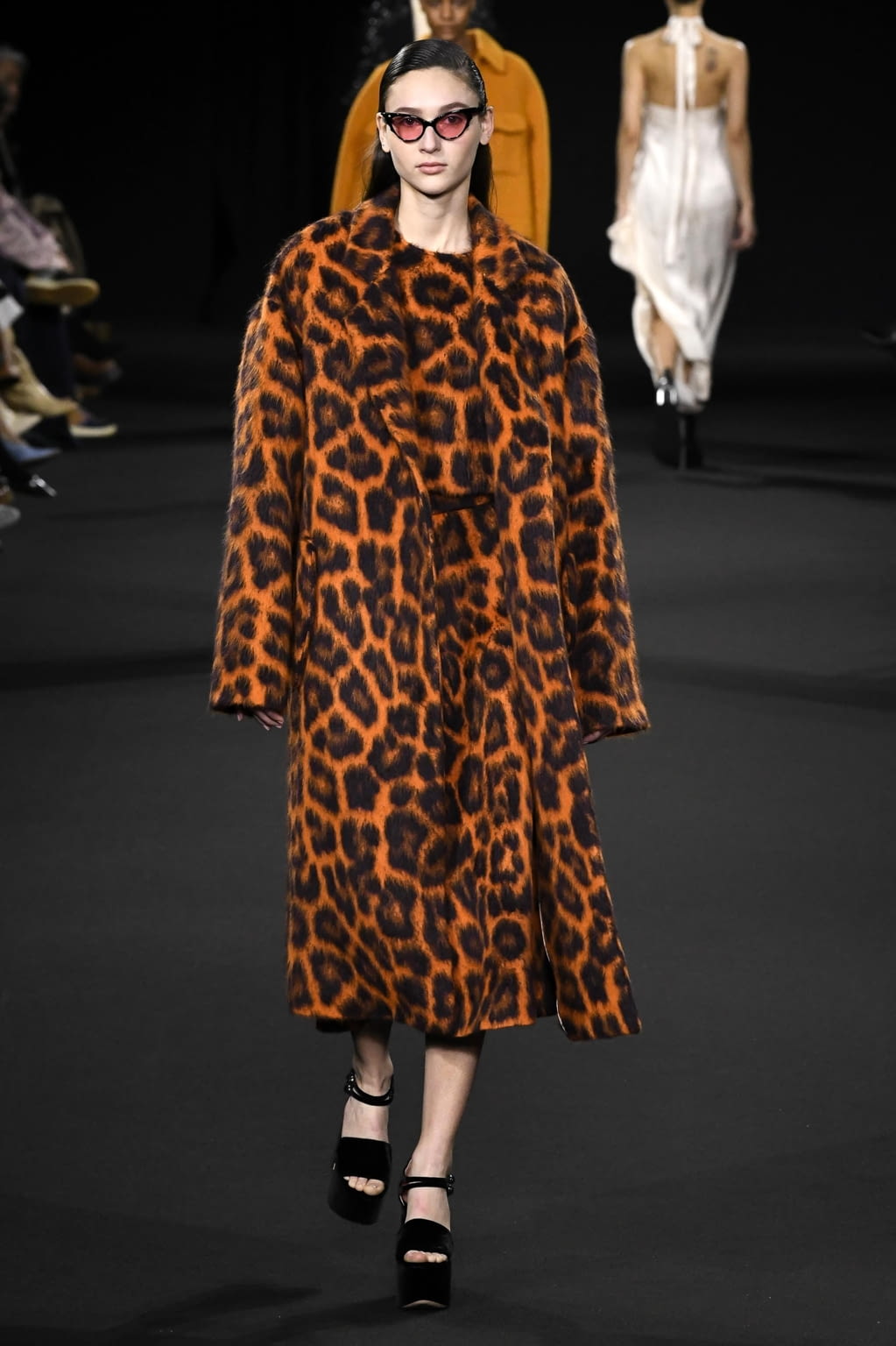 Fashion Week Paris Fall/Winter 2020 look 17 from the Rochas collection 女装