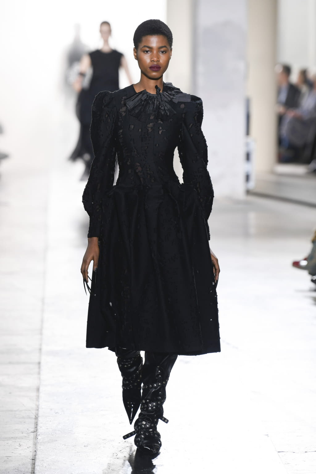 Fashion Week Paris Fall/Winter 2022 look 1 from the Rochas collection womenswear