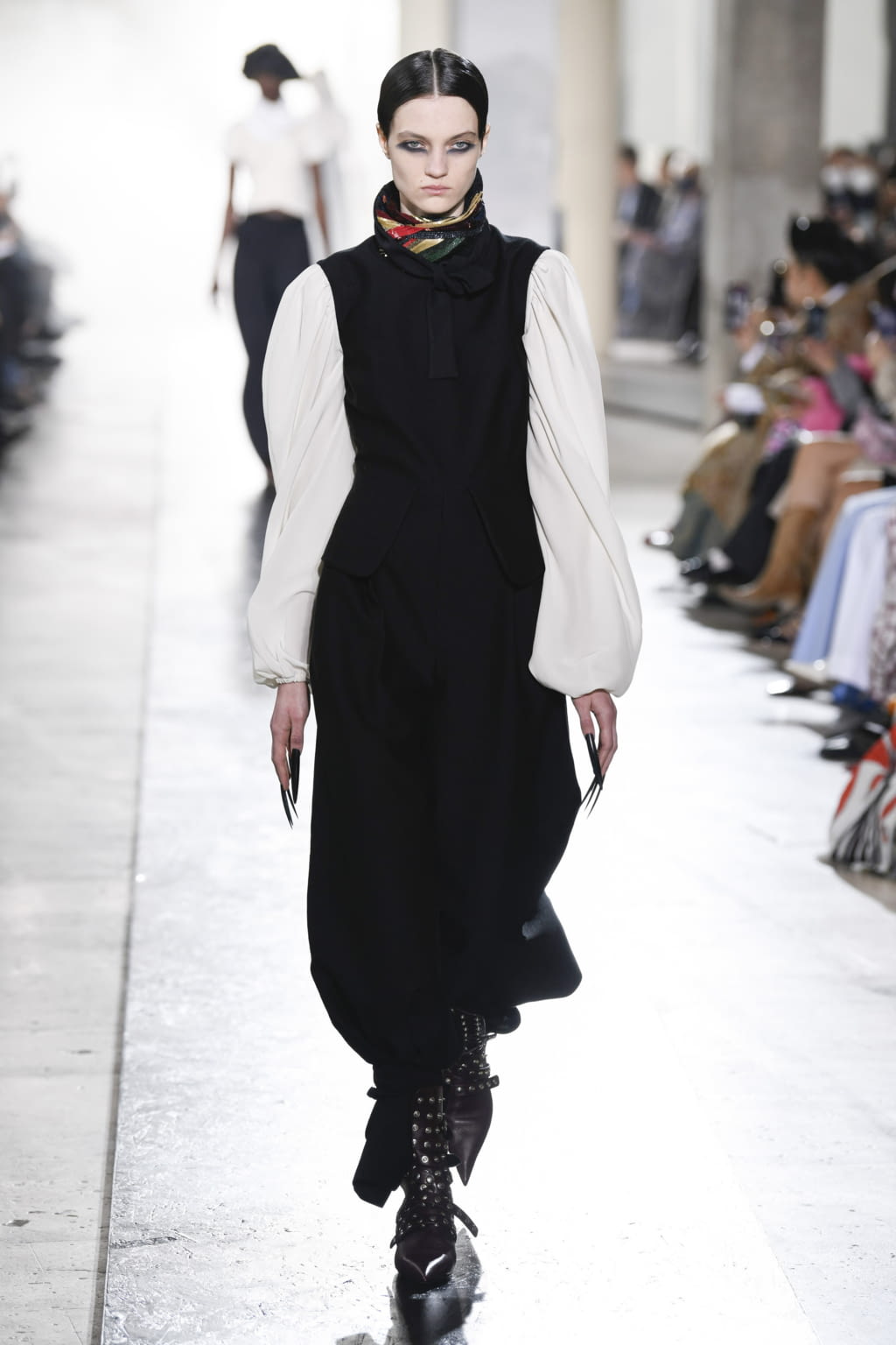 Fashion Week Paris Fall/Winter 2022 look 3 de la collection Rochas womenswear