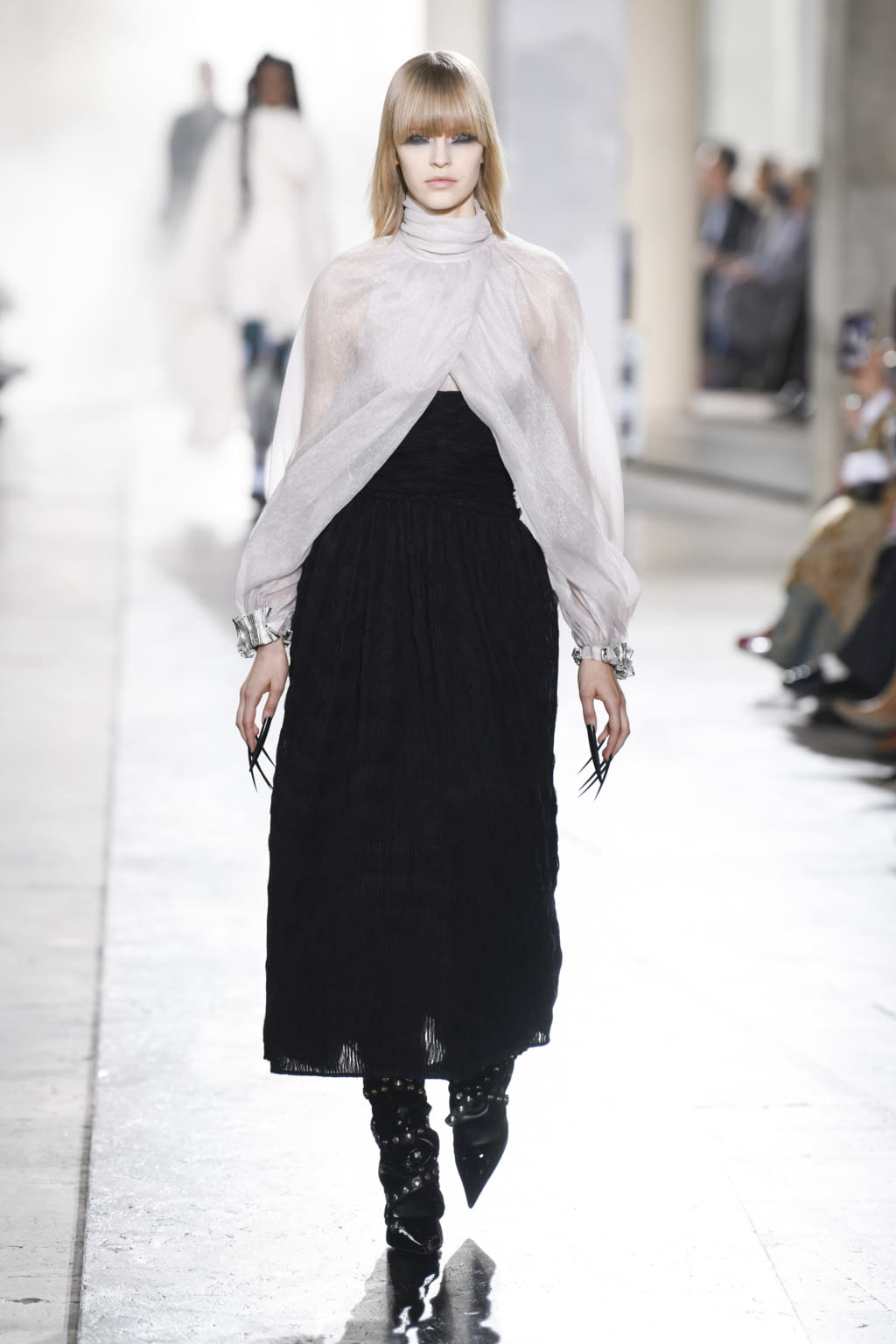 Fashion Week Paris Fall/Winter 2022 look 5 from the Rochas collection 女装