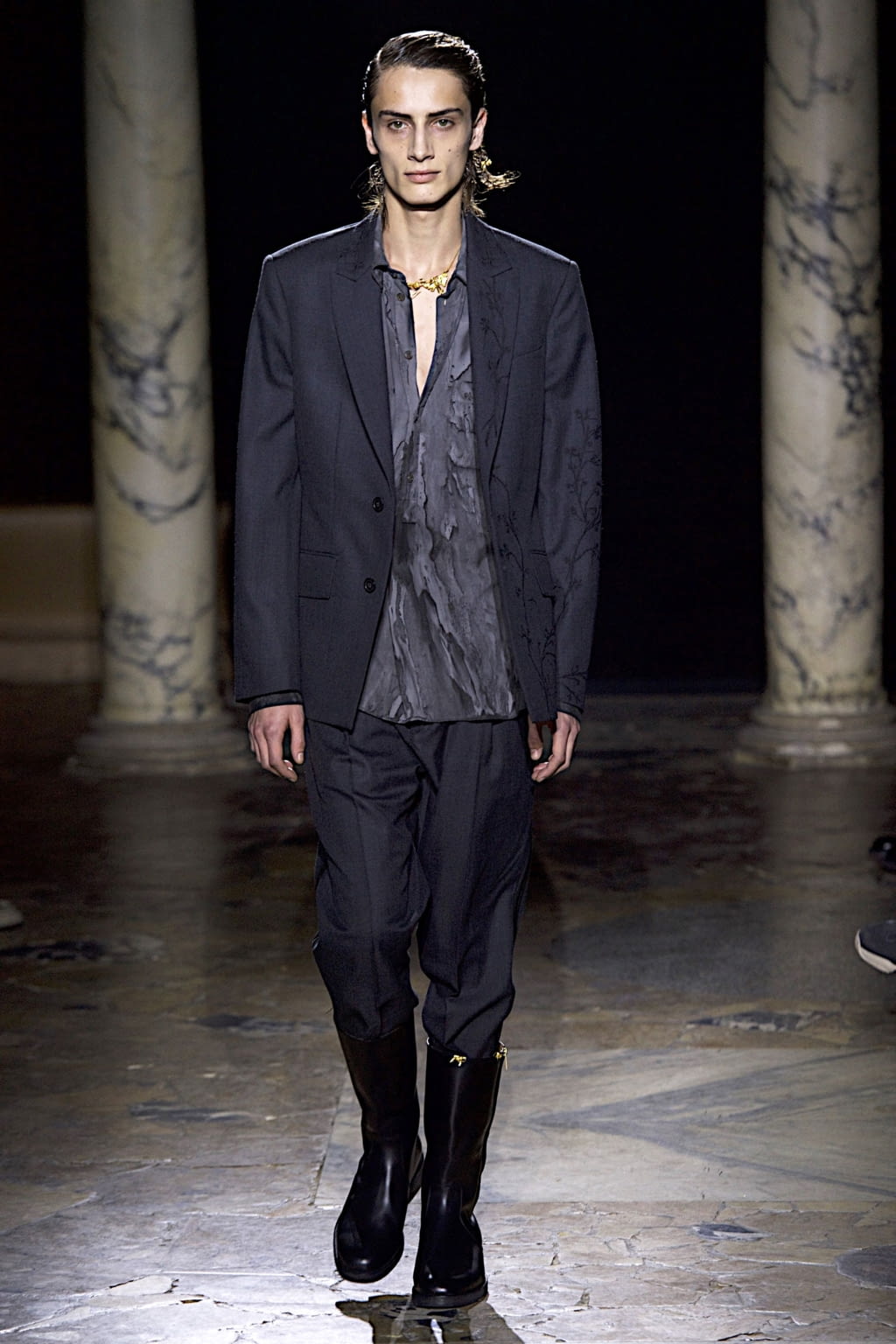 Fashion Week Paris Fall/Winter 2020 look 2 from the Rochas collection 男装
