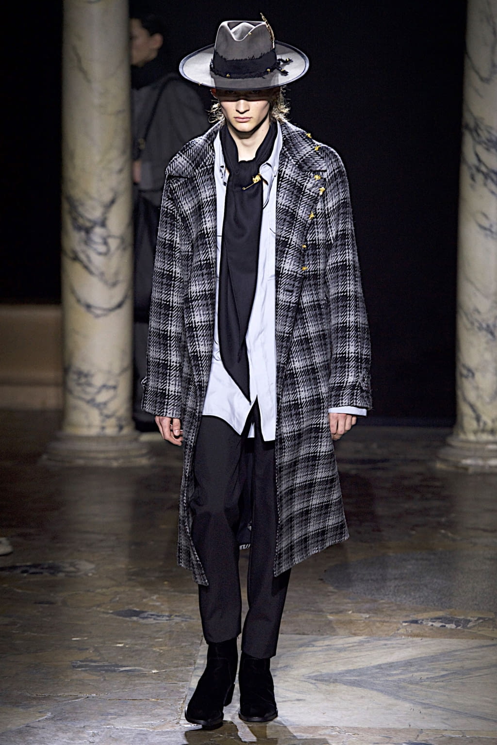 Fashion Week Paris Fall/Winter 2020 look 8 from the Rochas collection 男装