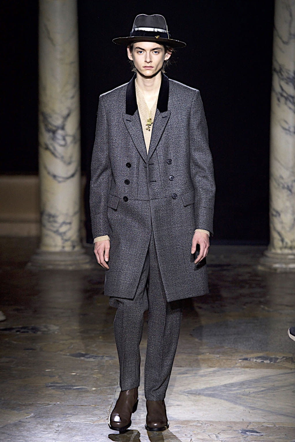 Fashion Week Paris Fall/Winter 2020 look 10 from the Rochas collection menswear