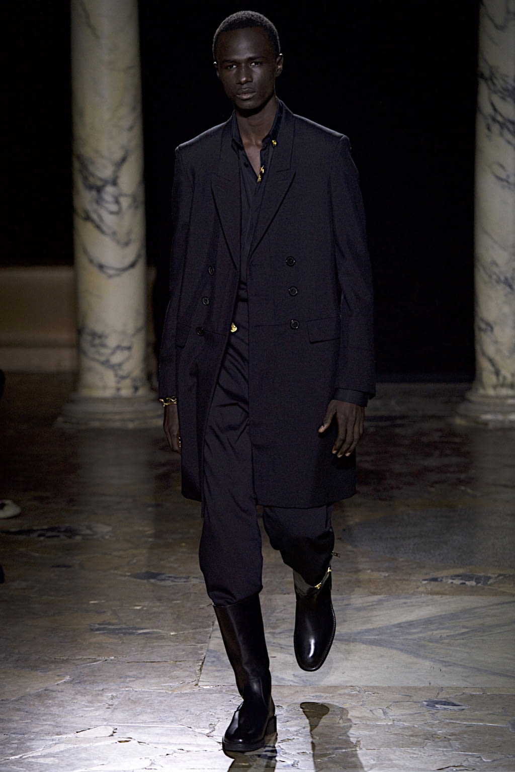 Fashion Week Paris Fall/Winter 2020 look 36 from the Rochas collection 男装