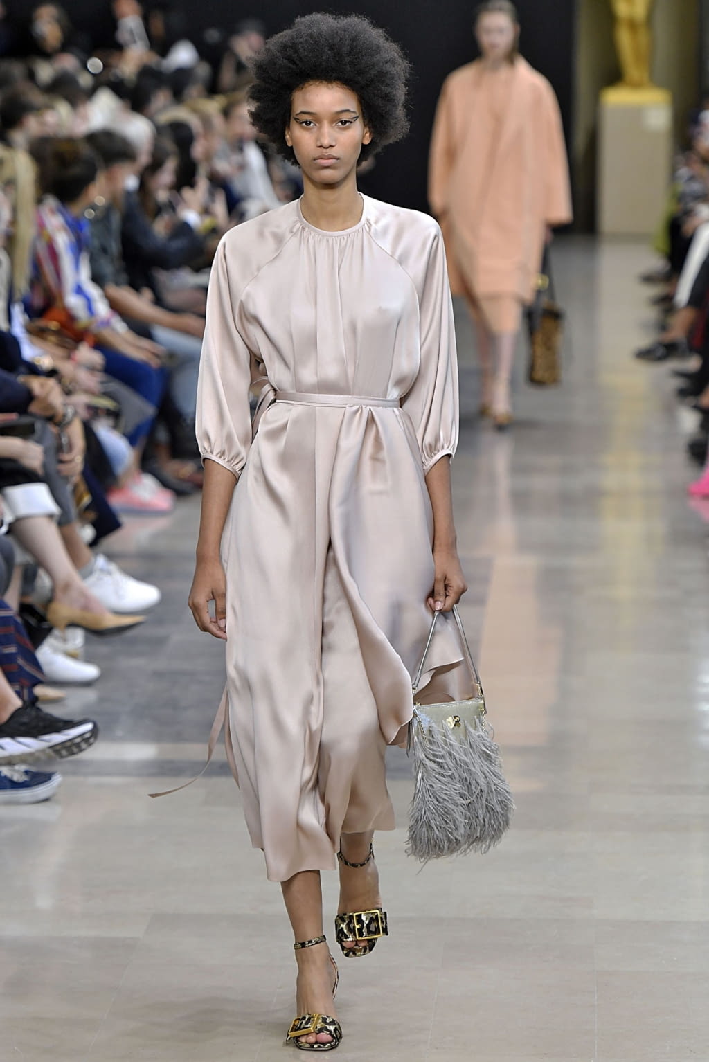Fashion Week Paris Spring/Summer 2019 look 8 from the Rochas collection 女装
