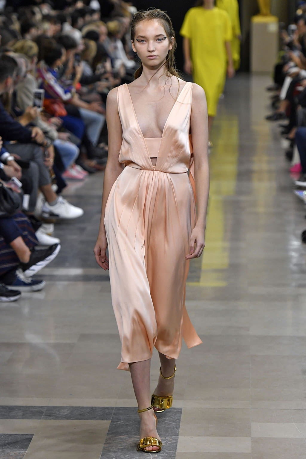 Fashion Week Paris Spring/Summer 2019 look 11 de la collection Rochas womenswear