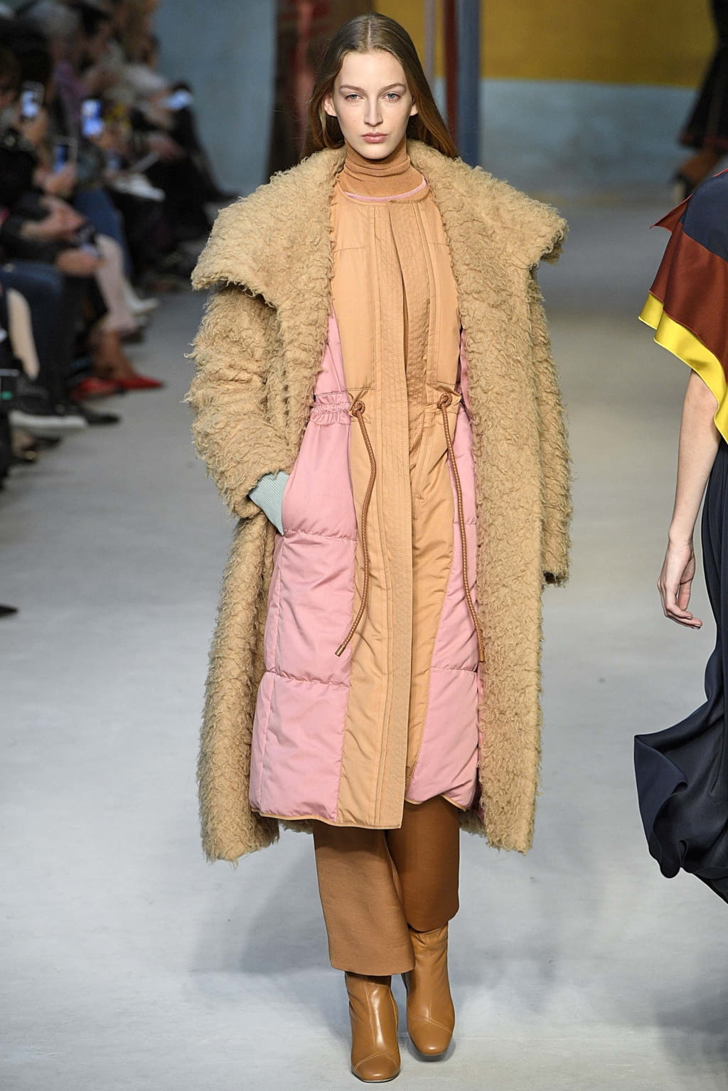 Fashion Week London Fall/Winter 2018 look 23 from the Roksanda collection 女装