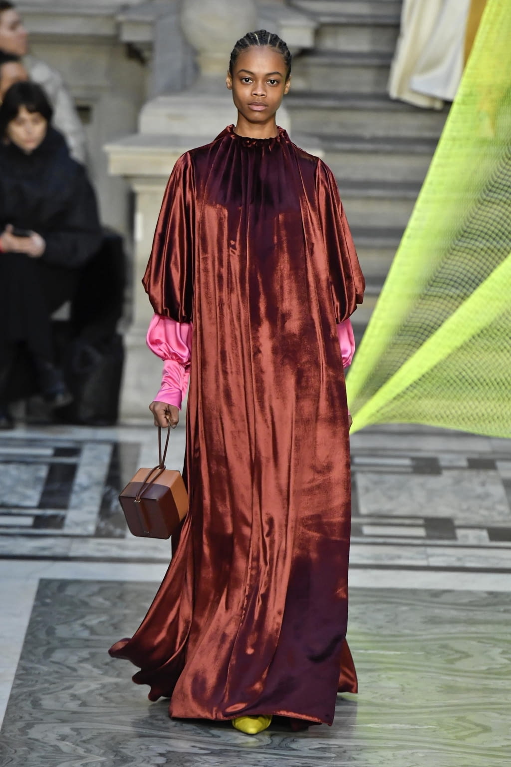 Fashion Week London Fall/Winter 2020 look 19 from the Roksanda collection 女装
