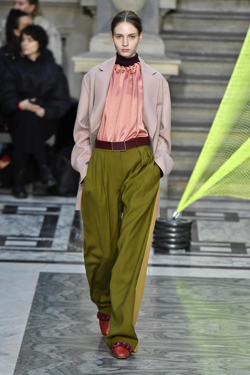 Fashion Week London Fall/Winter 2020 look 21 from the Roksanda collection 女装