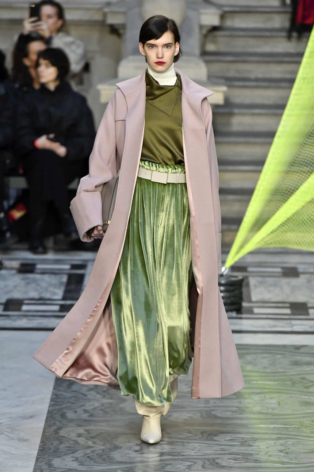 Fashion Week London Fall/Winter 2020 look 22 from the Roksanda collection 女装