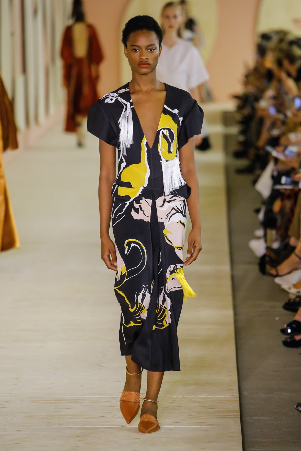 Fashion Week London Spring/Summer 2017 look 14 from the Roksanda collection 女装