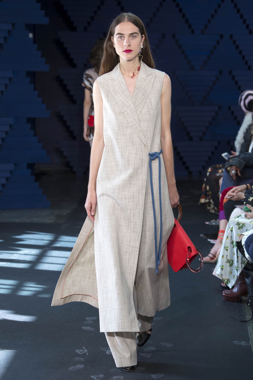 Fashion Week London Spring/Summer 2018 look 13 from the Roksanda collection 女装