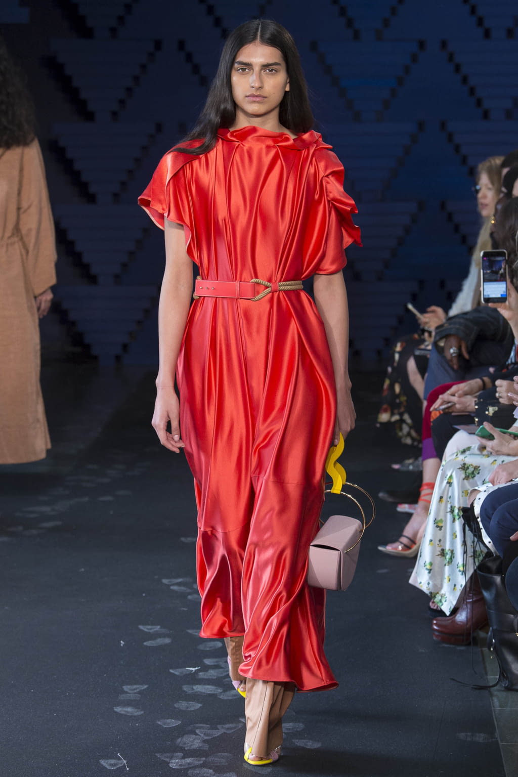 Fashion Week London Spring/Summer 2018 look 19 from the Roksanda collection 女装