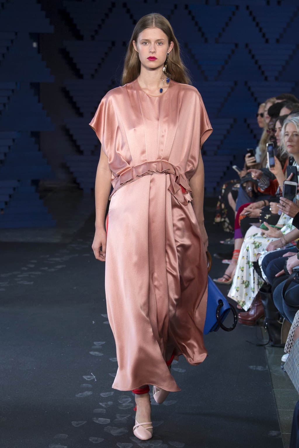 Fashion Week London Spring/Summer 2018 look 20 from the Roksanda collection womenswear