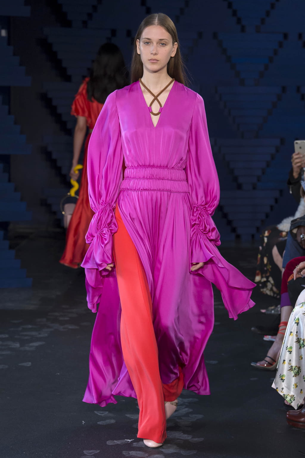 Fashion Week London Spring/Summer 2018 look 28 from the Roksanda collection 女装