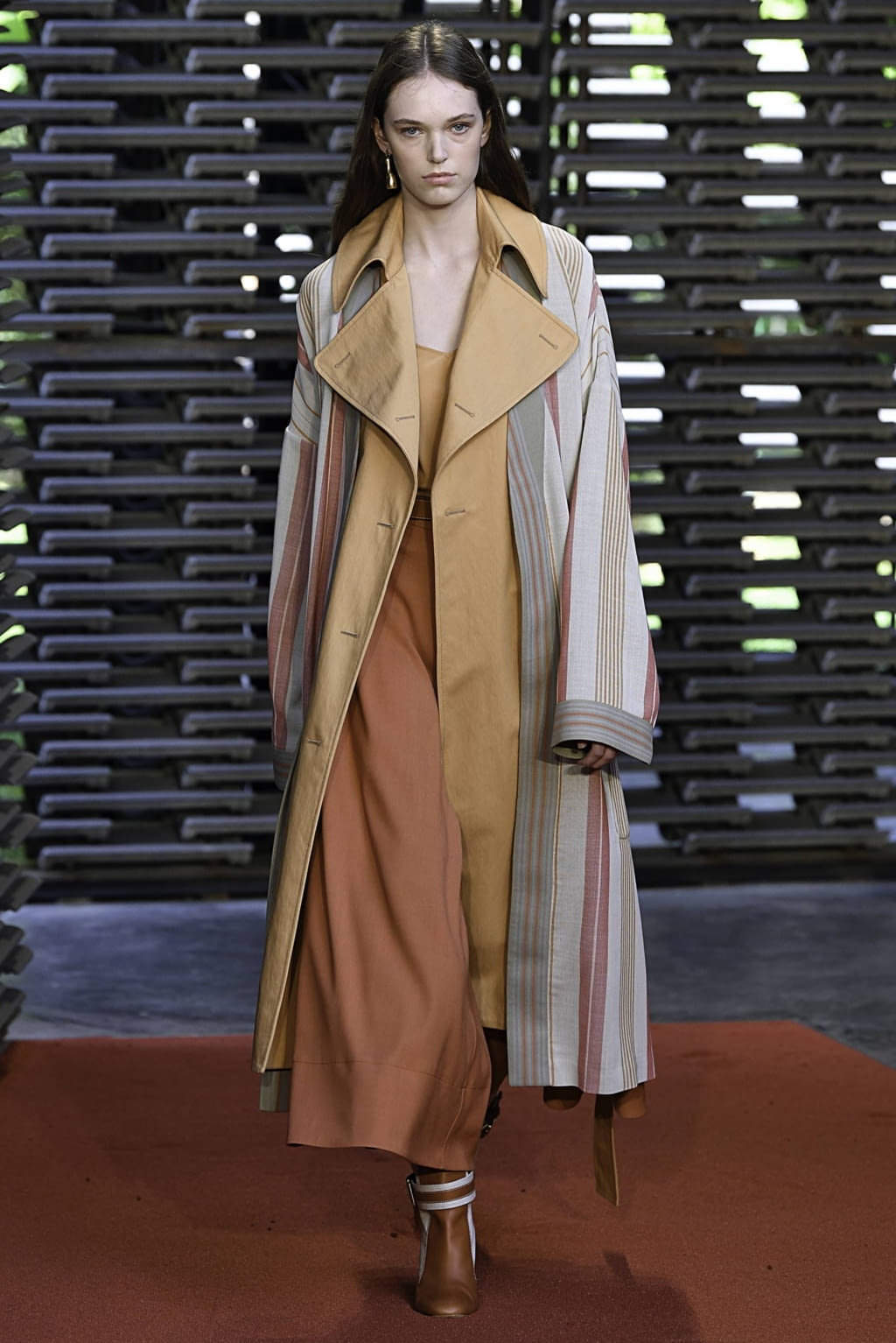Fashion Week London Spring/Summer 2019 look 1 from the Roksanda collection 女装
