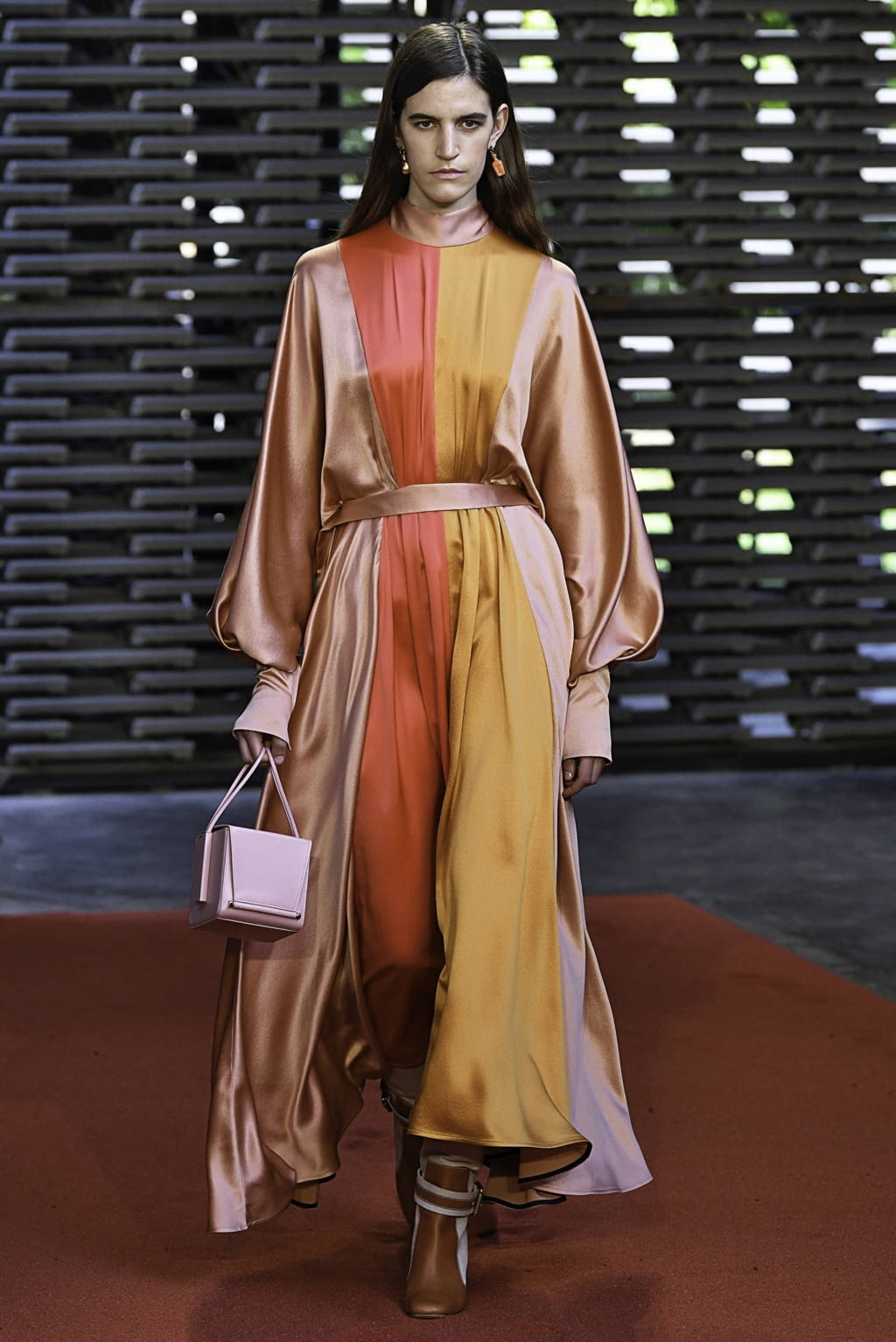 Fashion Week London Spring/Summer 2019 look 3 from the Roksanda collection 女装