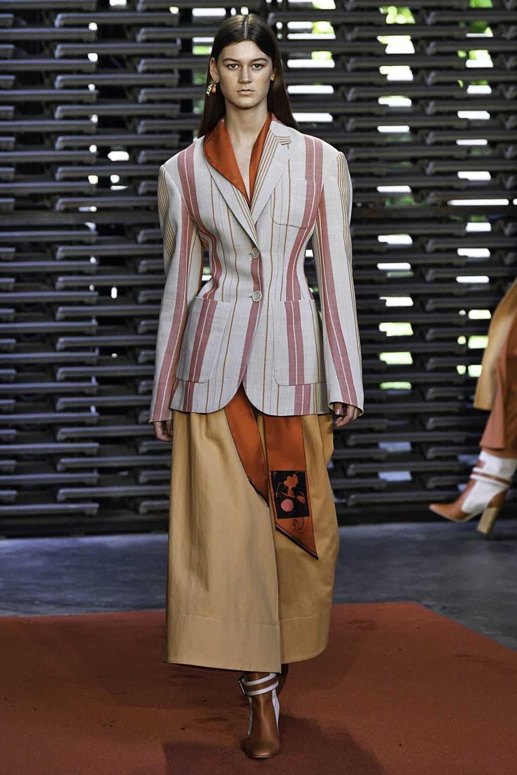 Fashion Week London Spring/Summer 2019 look 4 from the Roksanda collection 女装