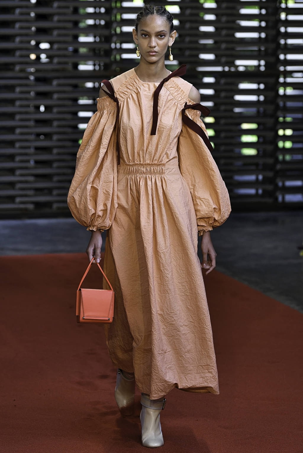 Fashion Week London Spring/Summer 2019 look 8 from the Roksanda collection womenswear