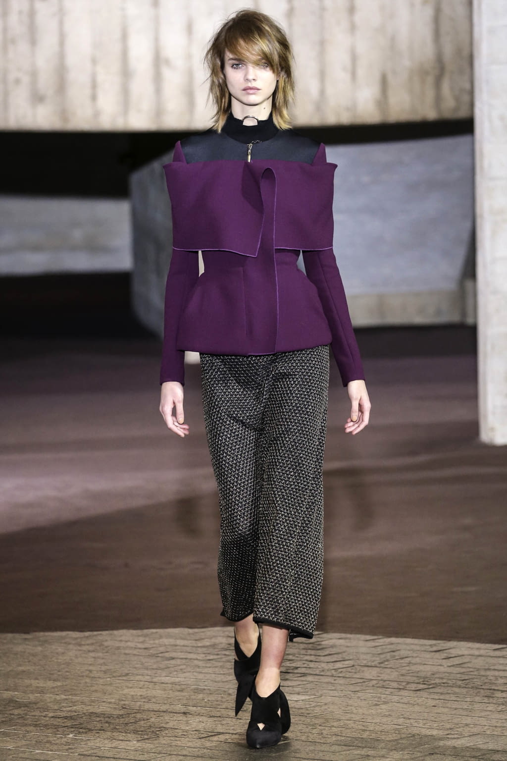 Fashion Week London Fall/Winter 2017 look 2 from the Roland Mouret collection womenswear